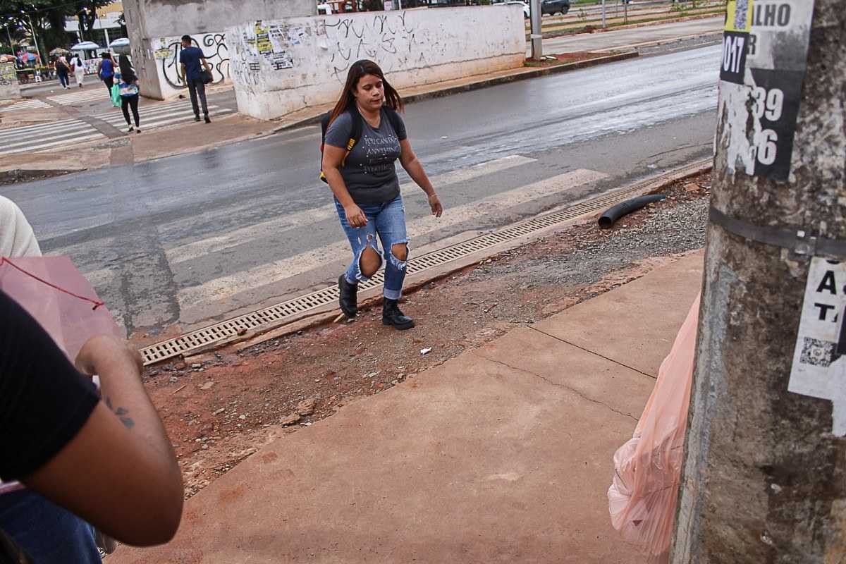 Na marginal da Avenida Central de Taguatinga, a calçada está inacabada