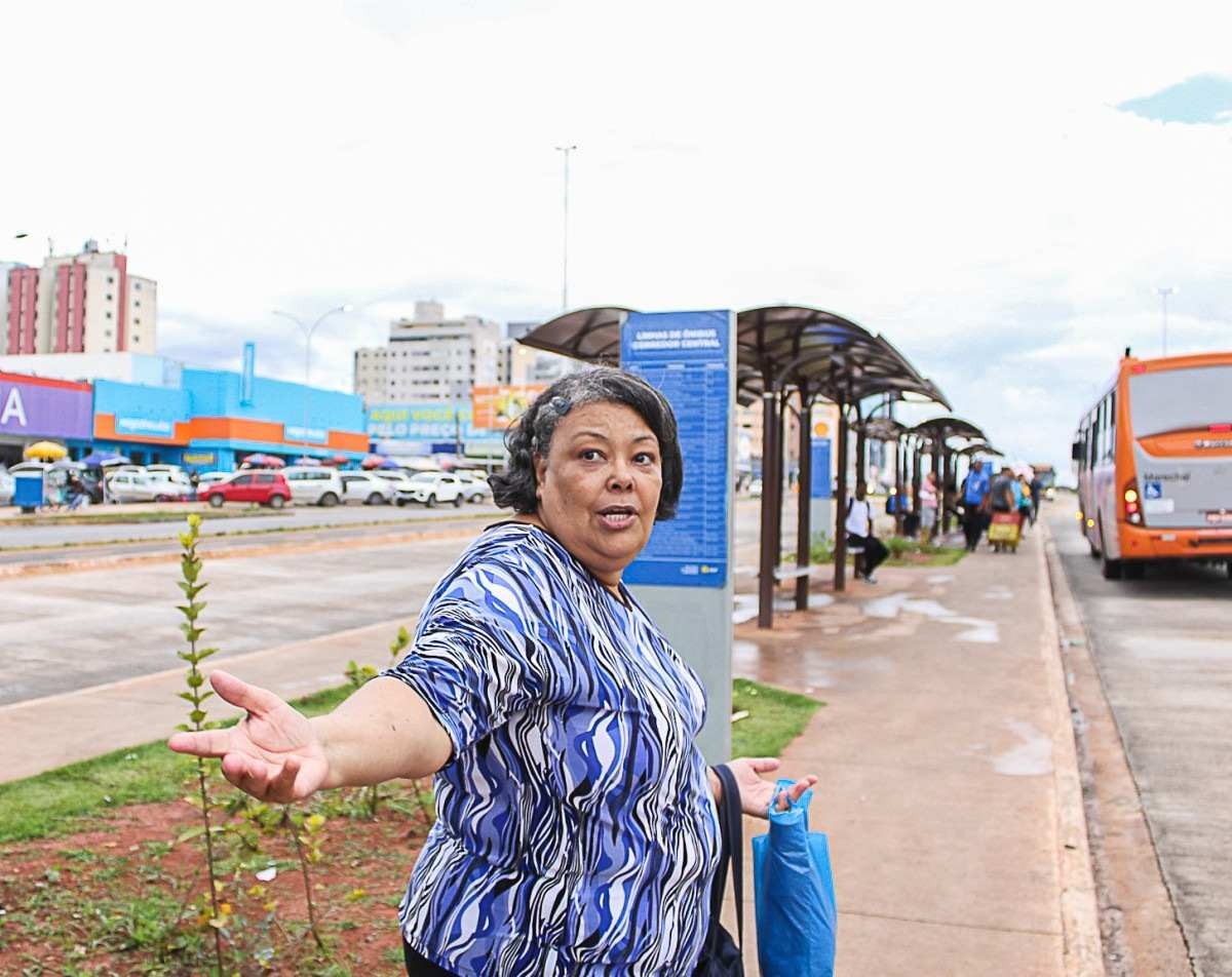 Maria Geralda enfrenta dificuldade para saber onde pegar o ônibus