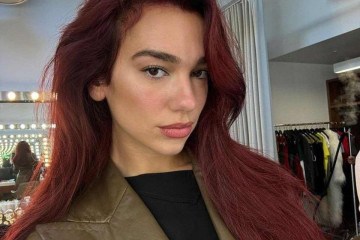 A cantora Dua Lipa foi uma das celebridades que impulsionaram a febre dos cabelos vermelho cereja -  (crédito: Reprodução/Instagram/@dualipa)