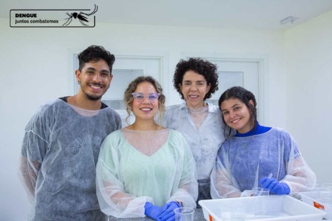 Arthur Ramos, Paula Correa, Laila Espíndola e Fabiana Almada desenvolvem pesquisas com o mosquito Aedes aegypti no Insetário da UnB. -  (crédito: André Gomes/Secom UnB)