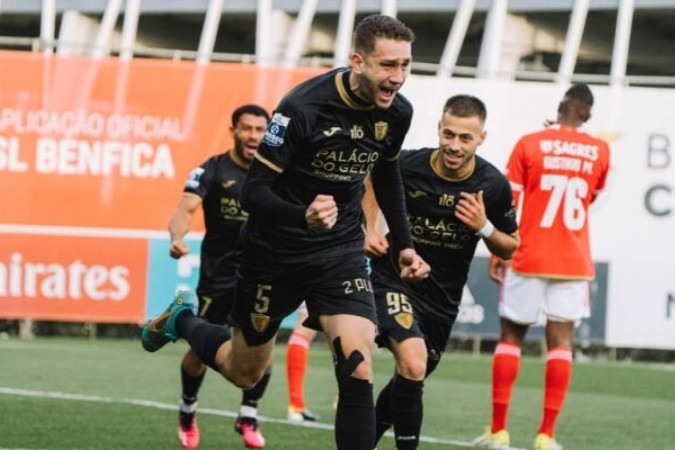 Arthur Chaves celebra seu gol sobre o Benfica B -  (crédito: Foto: Divulgação/Acadêmico de Viseu)