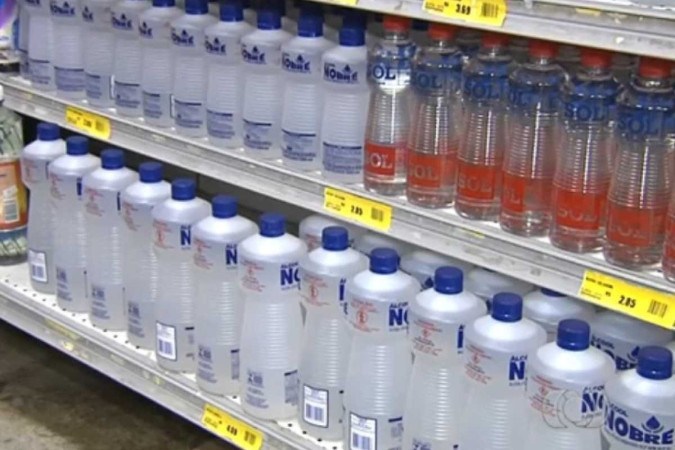 Após 4 anos, Anvisa proíbe venda de álcool líquido 70% no país