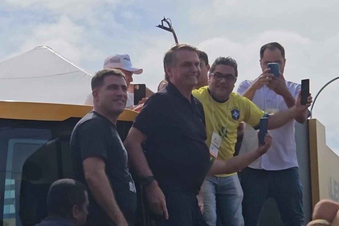 Bolsonaro sobe em máquina para acenar a apoiadores -  (crédito: Vinícius Lemos/arquivo pessoal)
