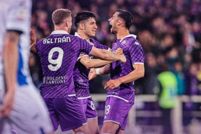 Nico Gonzáles (esq.) e Kolasinac em lance de jogo entre Fiorentina x Atalanta -  (crédito: Foto: Divulgação / Atalanta)