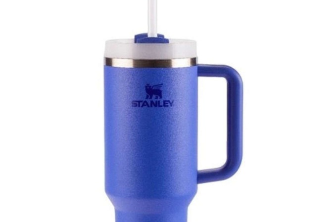 A marca americana de artigos para bebidas Stanley retirou do mercado, nesta quinta-feira (12), 2,6 milhões de garrafas térmicas, depois que dezenas de usuários se queimaram com líquido quente -  (crédito: Stanley/Divulgação)