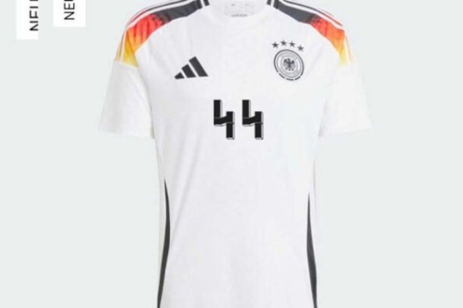 Das neue Deutschland-Shirt wurde auf seine Ähnlichkeit mit dem Nazi-Symbol überprüft