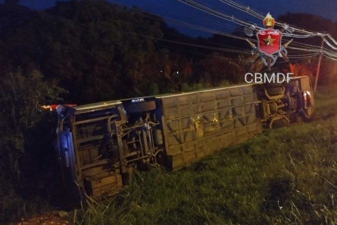  Ônibus de turismo tomba na Epia e causa transtorno no trânsito 
 -  (crédito: CBMDF)