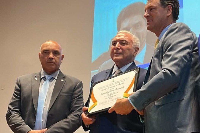 Entre os distritais Wellington (E) e Iolando, Temer recebe o título que o tornou o Cidadão Honorário de Brasília - (crédito: Benjamin Figueiredo/CB/D.A Press) Entre os distritais Wellington (E) e Iolando, Temer recebe o título que o tornou o Cidadão Honorário de Brasília - (crédito: Benjamin Figueiredo/CB/D.A Press)