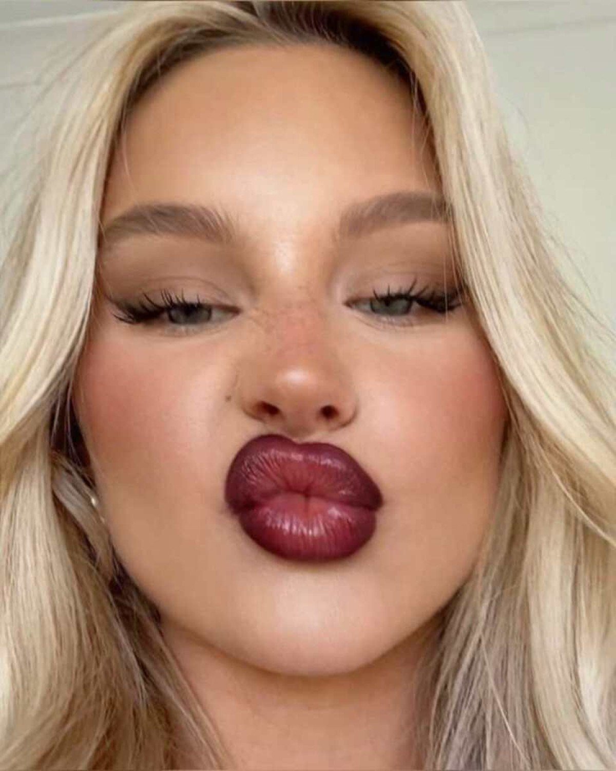 Os cherry lips são os mais lembrados quando se fala em maquiagens dessa tonalidade Os cherry lips são os mais lembrados quando se fala de maquiagens dessa tonalidade.