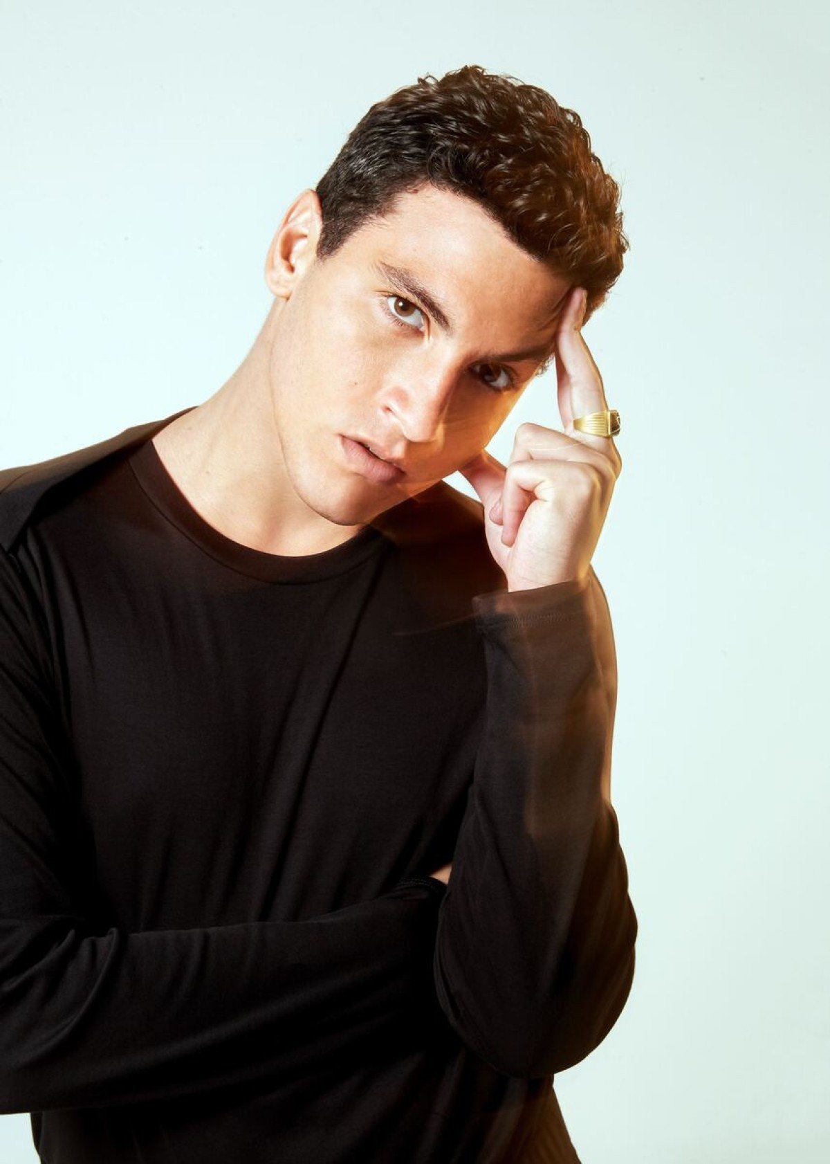 O ator Henrique Barreira emendou tr&ecirc;s trabalhos na tev&ecirc;