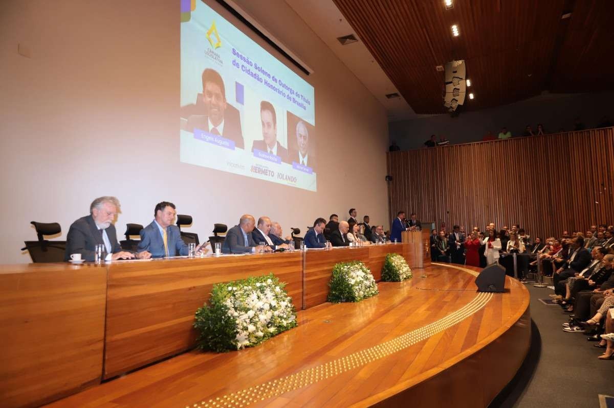 Câmara Legislativa do DF faz homenagem a servidores com 30 anos de casa