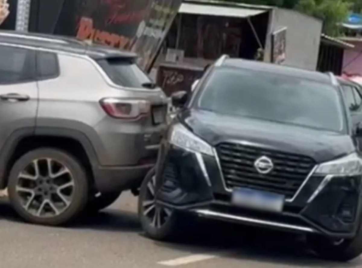 Motorista dá ré e arrasta carro estacionado em fila dupla na Câmara