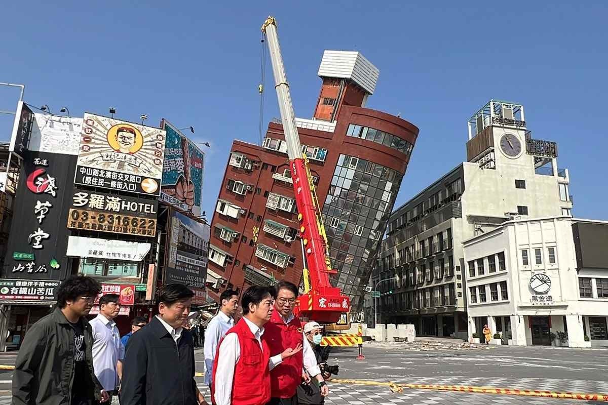 O presidente eleito e atual vice-presidente de Taiwan, Lai Ching-te, examinando os danos em Hualien, depois que um grande terremoto atingiu o leste da ilha  