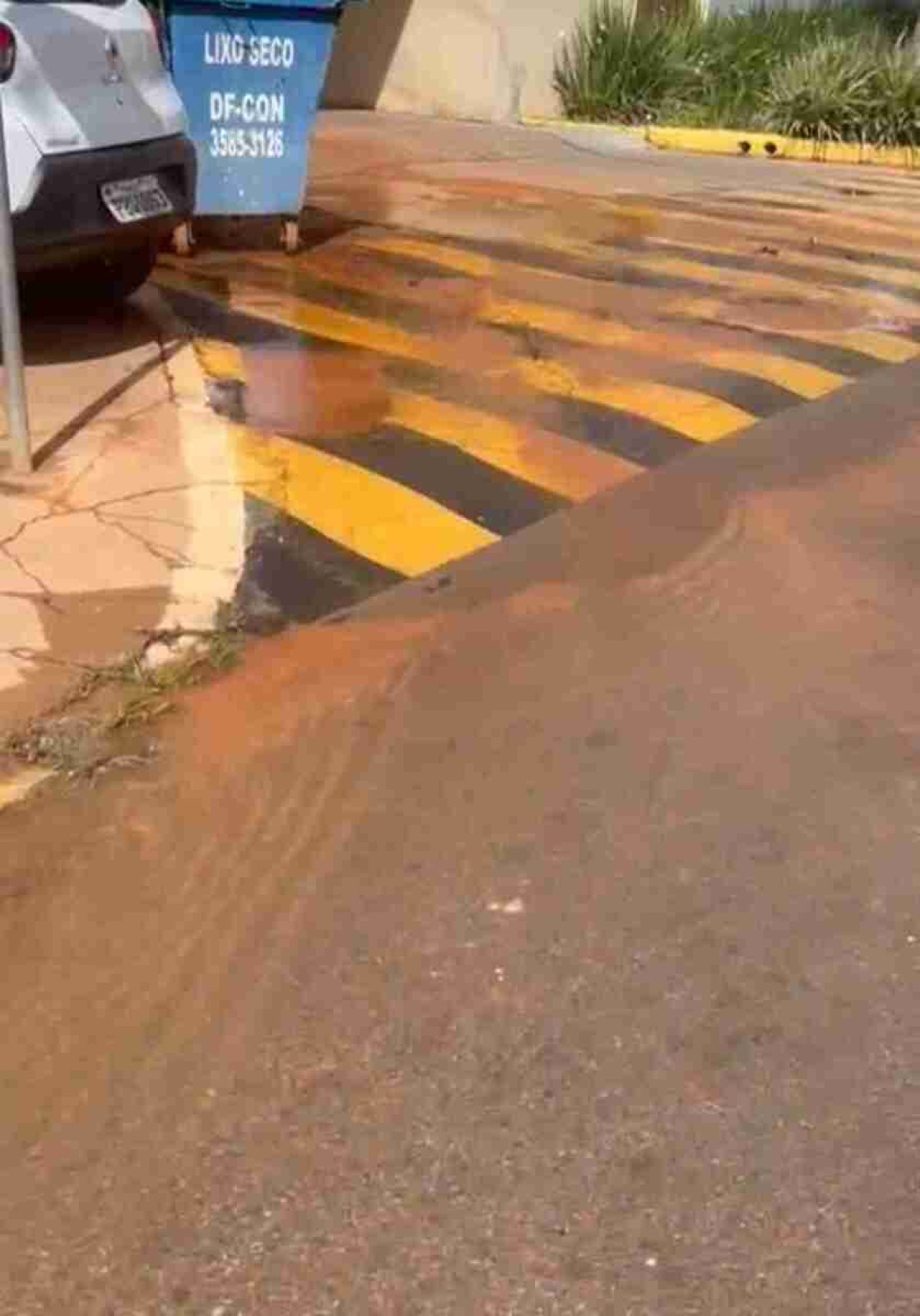 Vazamento de água potável em Vicente Pires preocupa moradores 