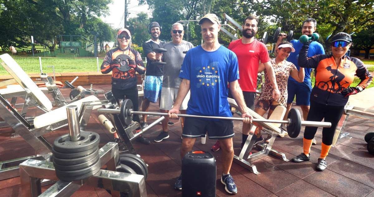 Com amigos, Isaque de Carvalho faz musculação para desenvolver massa muscular 