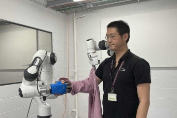 A estrutura possui duas mãos robóticas com flexibilidade, dando conforto às pessoas da terceira idade no momento em que trocam de roupa  -  (crédito: Universidade de York)