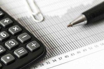 Calculadora e caneta, contas, impostos -  (crédito: Pixabay/Pexels)