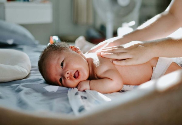 Bebê recebendo massagem  -  (crédito: Unsplash/Divulgação)