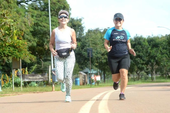 As amigas Maria Ângela Faria e Marisa Durães treinam para a maratona de Mendonza (Argentina)  -  (crédito:  Ed Alves/CB/DA.Press)