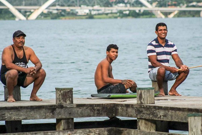 04/04/2024 Crédito: Kayo Magalhães/CB/D.A Press. Brasil. Brasília - DF. Cidades. A importância da orla do lago para a comunidade. Na foto, José Antônio, 49 anos, (camisa preta) Givanildo da Silva (sem camisa) e Josivaldo da Cruz, 42 anos, (camisa listrada). - (crédito: Kayo Magalhães/CB/D.A Press) 04/04/2024 Crédito: Kayo Magalhães/CB/D.A Press. Brasil. Brasília - DF. Cidades. A importância da orla do lago para a comunidade. Na foto, José Antônio, 49 anos, (camisa preta) Givanildo da Silva (sem camisa) e Josivaldo da Cruz, 42 anos, (camisa listrada). - (crédito: Kayo Magalhães/CB/D.A Press)