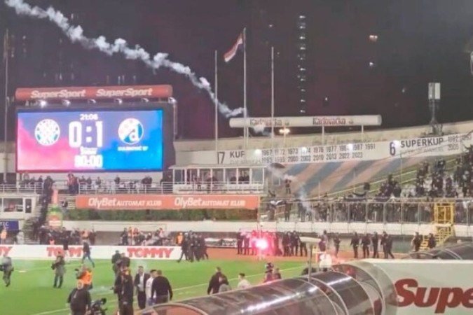 Torcedores arremessaram cadeiras na direção dos policiais - Foto: Reprodução -  (crédito: Foto: Reprodução)