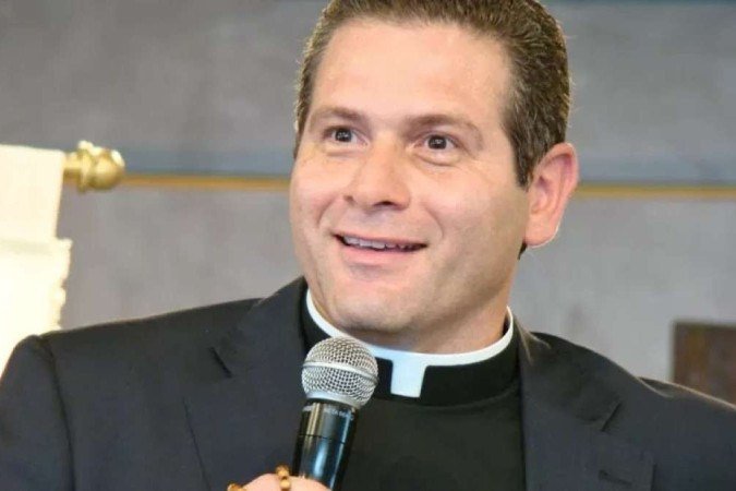 O padre Alexandre Paciolli foi responsável pela Igreja da PUC-Rio de 2016 a 2022, e apresentou um programa na TV na emissora católica Canção Nova. Dentre os programas, comandava um voltado para mulheres, o Mulheres de Fé - (crédito: Reprodução/TV Canção Nova) O padre Alexandre Paciolli foi responsável pela Igreja da PUC-Rio de 2016 a 2022, e apresentou um programa na TV na emissora católica Canção Nova. Dentre os programas, comandava um voltado para mulheres, o Mulheres de Fé - (crédito: Reprodução/TV Canção Nova)