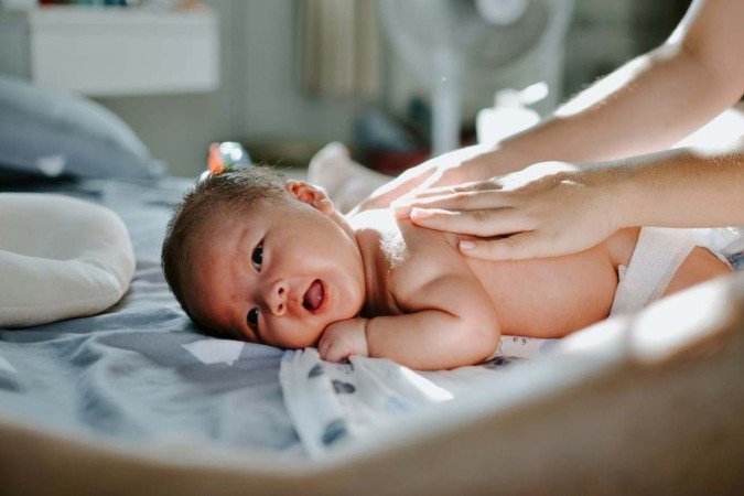 Bebê recebendo massagem - (crédito: Unsplash/Divulgação) Bebê recebendo massagem - (crédito: Unsplash/Divulgação)