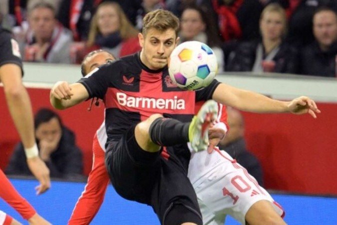 Josip Stanisic comemora gol marcado com a camisa do Leverkusen - Foto: Sascha Schuermann/AFP via Getty Images -  (crédito: Foto: Sascha Schuermann/AFP via Getty Images)