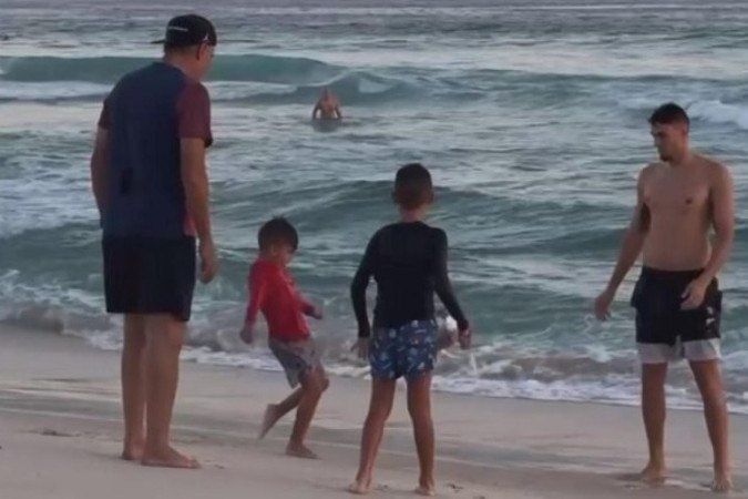 Tite na praia com a sua família  -  (crédito: Foto: Reprodução Instagram @fesilvabachi)