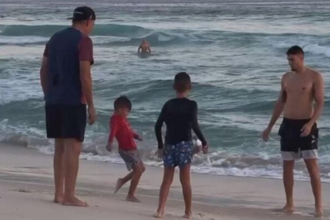 Tite na praia com a sua família - (crédito: Foto: Reprodução Instagram @fesilvabachi) Tite na praia com a sua família - (crédito: Foto: Reprodução Instagram @fesilvabachi)