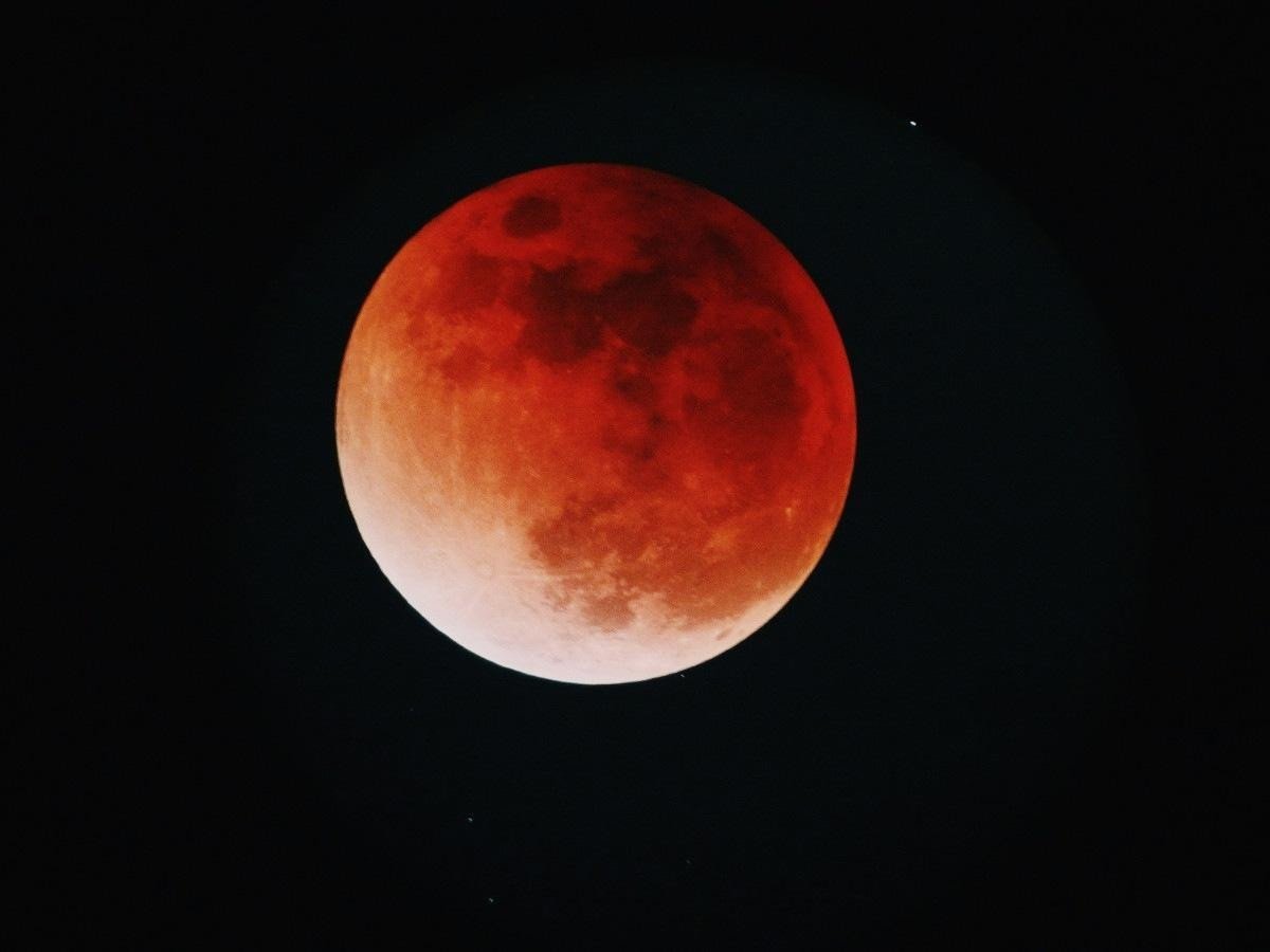 Como observar o eclipse total da Lua na madrugada de sexta