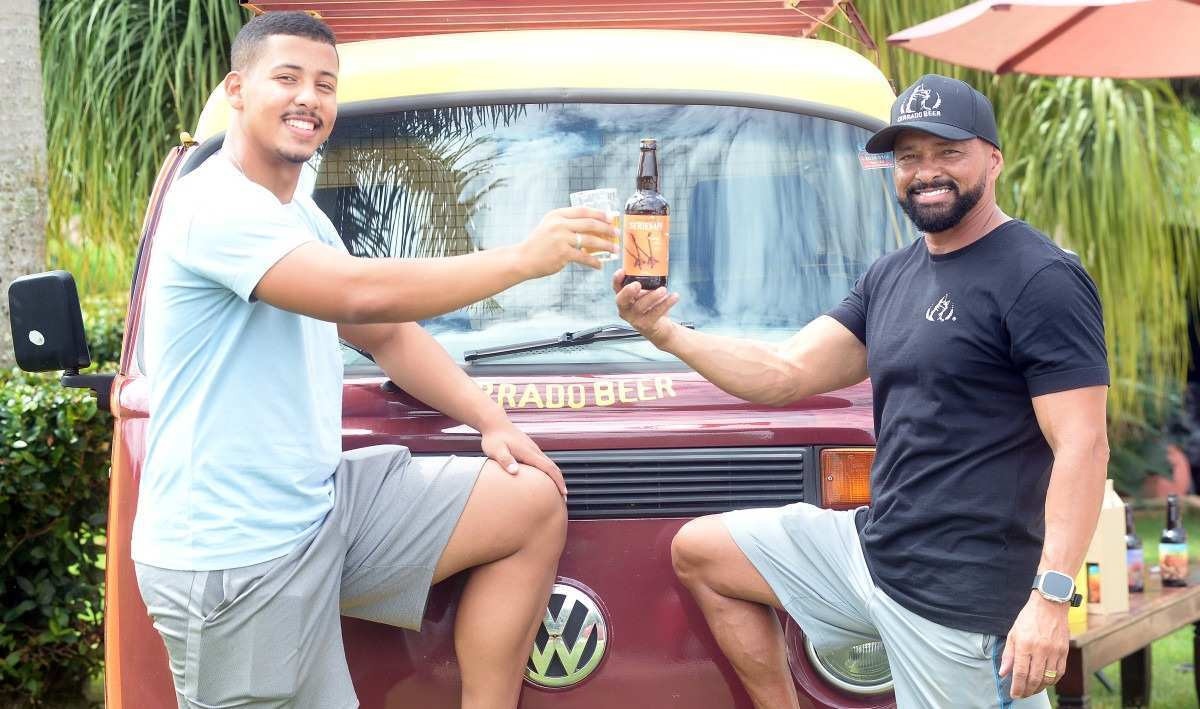 Brenno, 18, e o pai, Charles, 49: Cerrado Beer produz cervejas artesanais desde 2016 