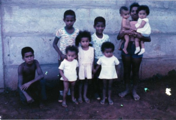 A professora Gina Vieira Ponte de Albuquerque, em foto da infância. À direita, a prima Vânia Leila, com duas crianças no colo. À frente, Gina com as duas irmãs e dois primos ao fundo