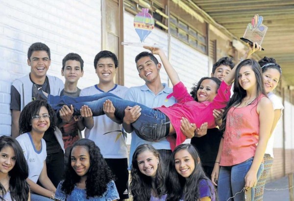 Nos braços dos alunos do CEF 12 de Ceilândia, 1º ano do projeto