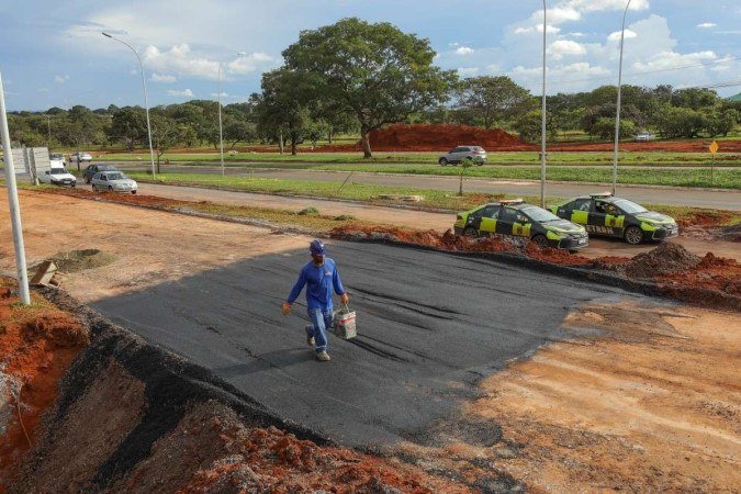  04/04/2024 - Concluída substituição de tubulação de esgoto no Setor Policial Sul
A tubulação de esgoto que cedeu na Estrada Setor Policial Militar (ESPM) foi substituída pela Companhia de Saneamento Ambiental do Distrito Federal (Caesb) nesta quinta-feira (4). A manilha de concreto estava corroída e cedeu na noite da última quarta-feira (3), obstruindo a malha asfáltica da área. Agora, as equipes atuam na troca preventiva de estruturas localizadas na mesma região. Foto: Joel Rodrigues / Agência Brasília
      