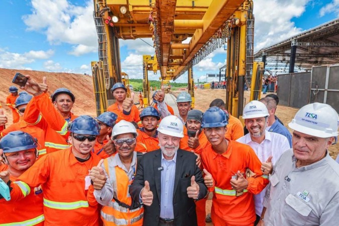 Lula com trabalhadores das obras da Ferrovia Transnordestina: 