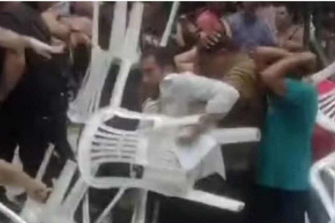 Assembleia de professores acaba em confusão no Ceará - (crédito: Reprodução) Assembleia de professores acaba em confusão no Ceará - (crédito: Reprodução)