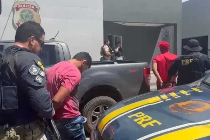 Chegada dos fugitivos de Mossoró, presos, à sede da PF em Marabá; eles foram levados para o Rio Grande do Norte na madrugada desta sexta-feira (5) -  (crédito: Divulgação/PRF)