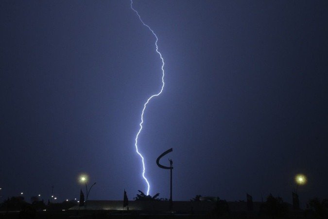 Os raios são descargas elétricas que ocorrem entre as nuvens e o solo, enquanto os relâmpagos são descargas elétricas que permanecem dentro das nuvens
- (crédito: Ed Alves/CB) Os raios são descargas elétricas que ocorrem entre as nuvens e o solo, enquanto os relâmpagos são descargas elétricas que permanecem dentro das nuvens
- (crédito: Ed Alves/CB)