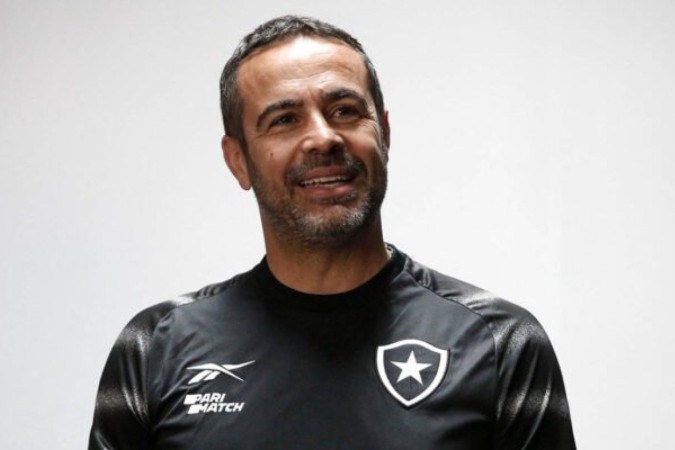 Artur Jorge conversou com o elenco do Botafogo junto de seus auxiliares -  (crédito: Foto: Vitor Silva/BFR)