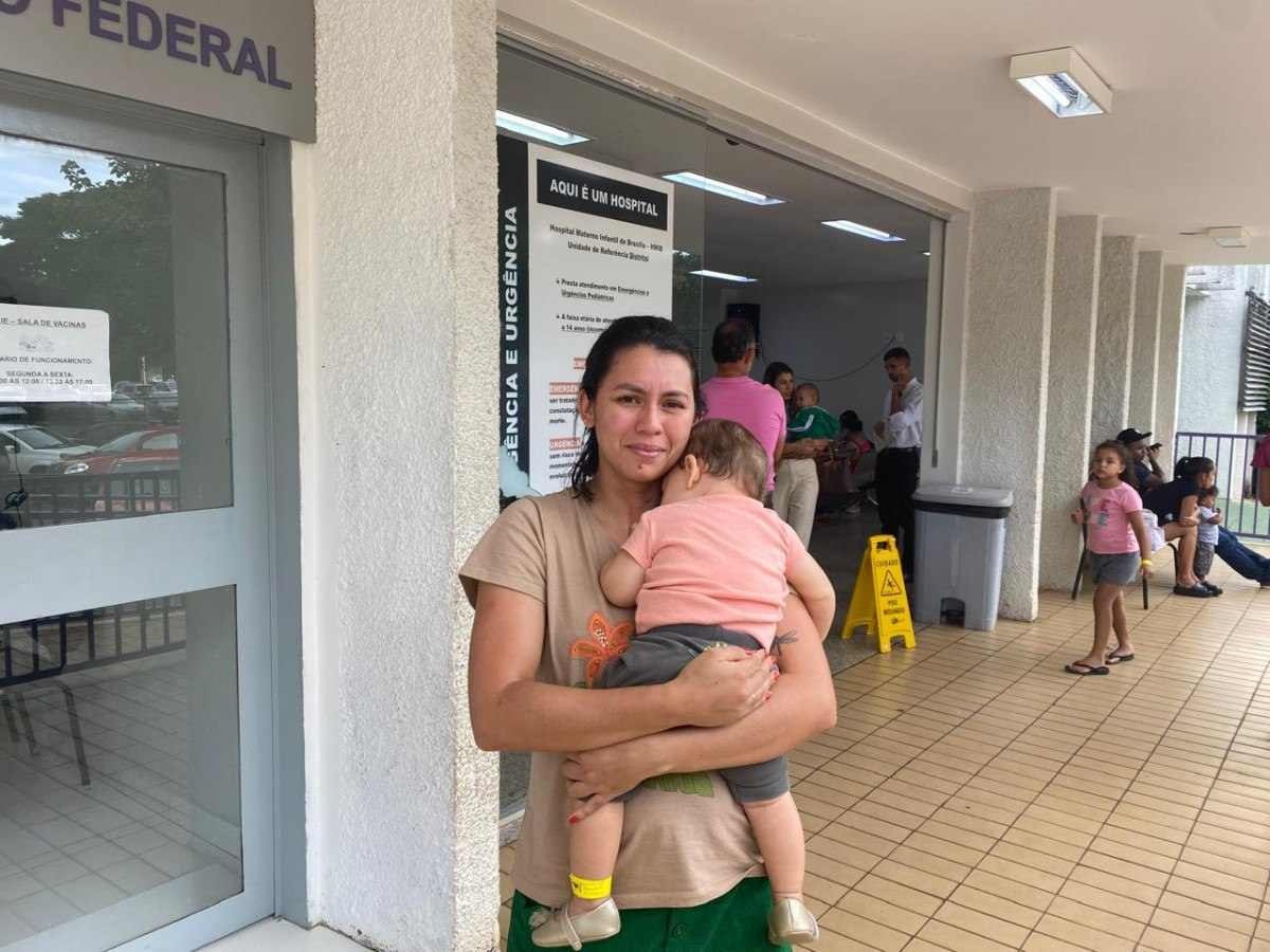 Aline Laiorrana Silva estava a quatro dias tentando atendimento para a filha Hellena Ximenes, de nove meses. Ela está com manchas vermelhas no corpo e febre alta