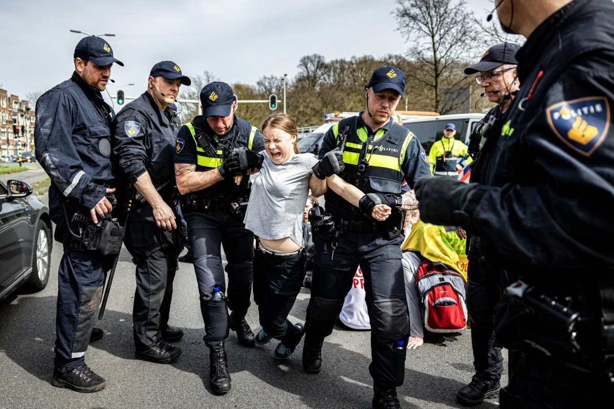 A ativista climática sueca Greta Thunberg é presa durante uma marcha climática contra os subsídios fósseis perto da rodovia A12 em Haia, em 6 de abril de 2024      