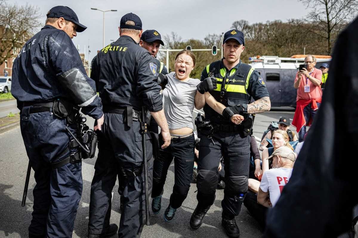 A ativista climática sueca Greta Thunberg é presa durante uma marcha climática contra os subsídios fósseis perto da rodovia A12 em Haia, em 6 de abril de 2024