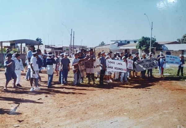 Alunos da professora Gina Vieira Ponte de Albuquerque, no CEF 10 de CeilÂndia, em campanha nas ruas da QNN23 em favor de que as pessoas participassem da coleta seletiva. 