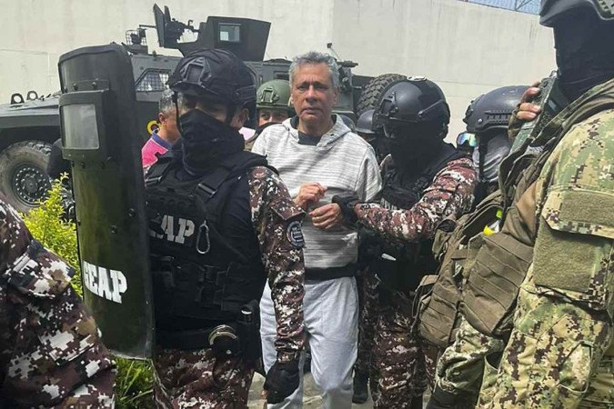 O ex-vice-presidente Jorge Glas é escoltado ao chegar à prisão de La Roca, em Guayaquil  -  (crédito: Polícia do Equador/AFP)