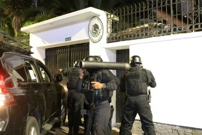 Forças especiais da polícia equatoriana tentam invadir a embaixada mexicana em Quito para prender o ex-vice-presidente do Equador, Jorge Glas, em 5 de abril de 2024 -  (crédito: ALBERTO SUAREZ/AFP)
