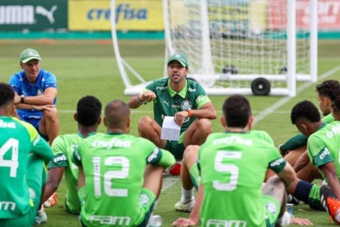 Técnico Abel Ferreira conversou com atletas após o treino -  (crédito:  FABIO MENOTTI)
