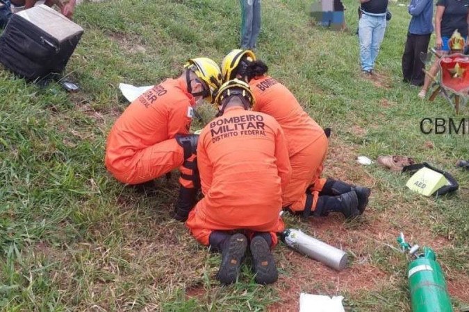 Os socorristas tentaram reanimar o motociclista durante 40 minutos, mas ele não reagiu -  (crédito: Divulgação/CBMDF)