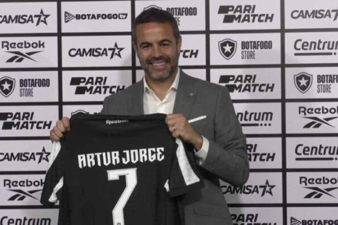 Artur Jorge foi apresentado ao lado de Alessandro Britto, head scout do Botafogo  -  (crédito: Foto: Reprodução Youtube canal Botafogo TV)