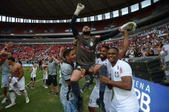 O goleiro do CEIlândia, Thiago Santos, foi o mais festejado no gramado do Mané Garrincha